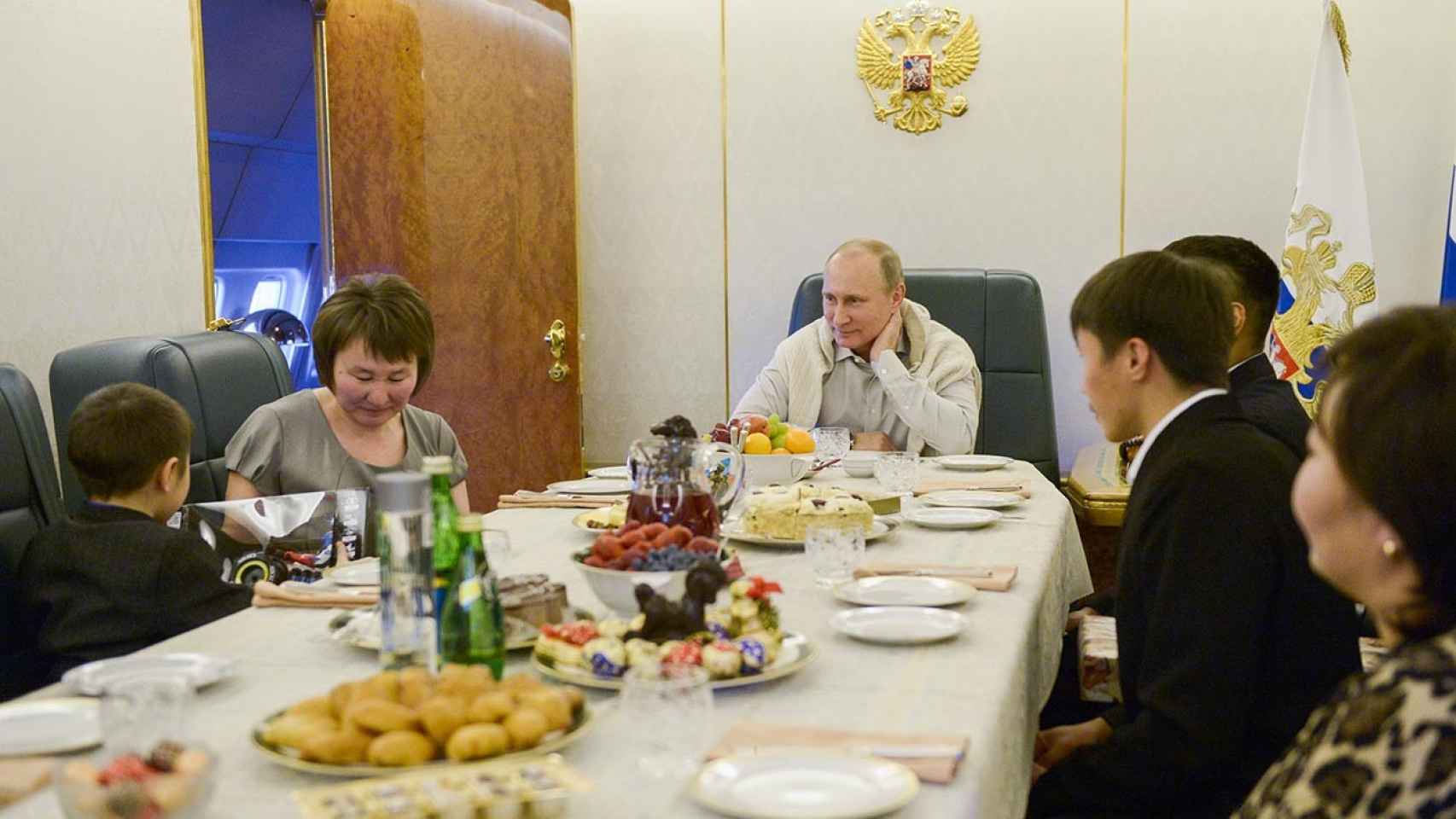 Putin en un comedor dentro del avión presidencial