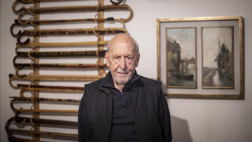 Pablo Castellano colecciona, desde hace muchos años, bastones de una sola pieza.
