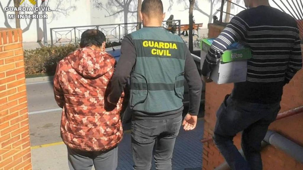 El detenido en su casa por la Guardia Civil.