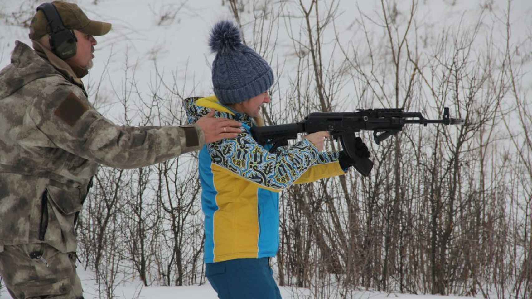 Una ciudadana ucraniana recibe una clase de autodefensa para civiles, el pasado febrero en Járkov.