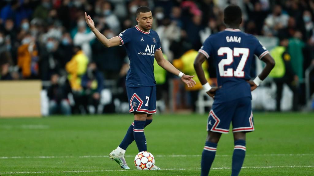 Kylian Mbappé sacando de centro en el Santiago Bernabéu.