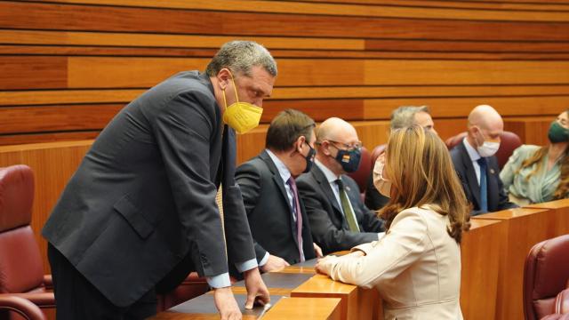 Pedro Pascual conversa con la procuradora de Vox Fátima Pinacho