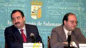 Julián Lanzarote, alcalde de Salamanca, y Enrique Cabero, coordinador genera, en 2002./ Archivo