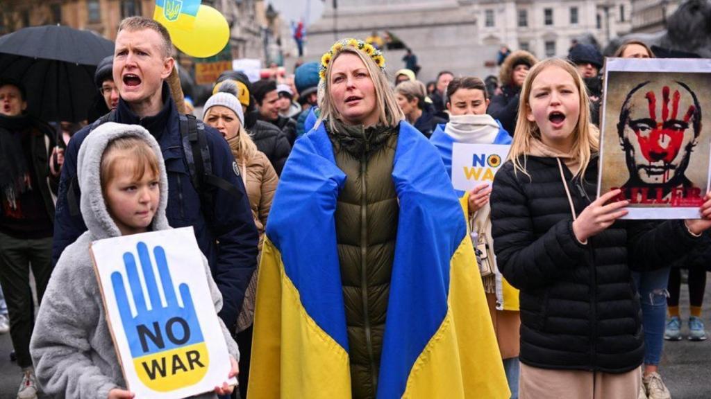 Ucranianos residentes en Reino Unido se manifiestan contra la invasión rusa el pasado sábado en Trafalgar Square.