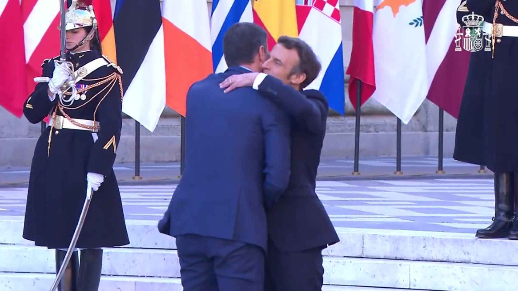 Por qué Pedro Sánchez y Macron no paran de tocarse y besarse en la cumbre de Versalles