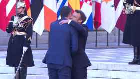 Por qué Pedro Sánchez y Macron no paran de tocarse y besarse en la cumbre de Versalles