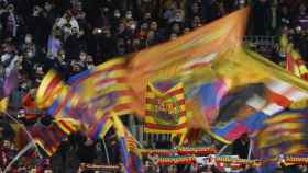 La afición del Barça ondeando sus banderas en el Camp Nou
