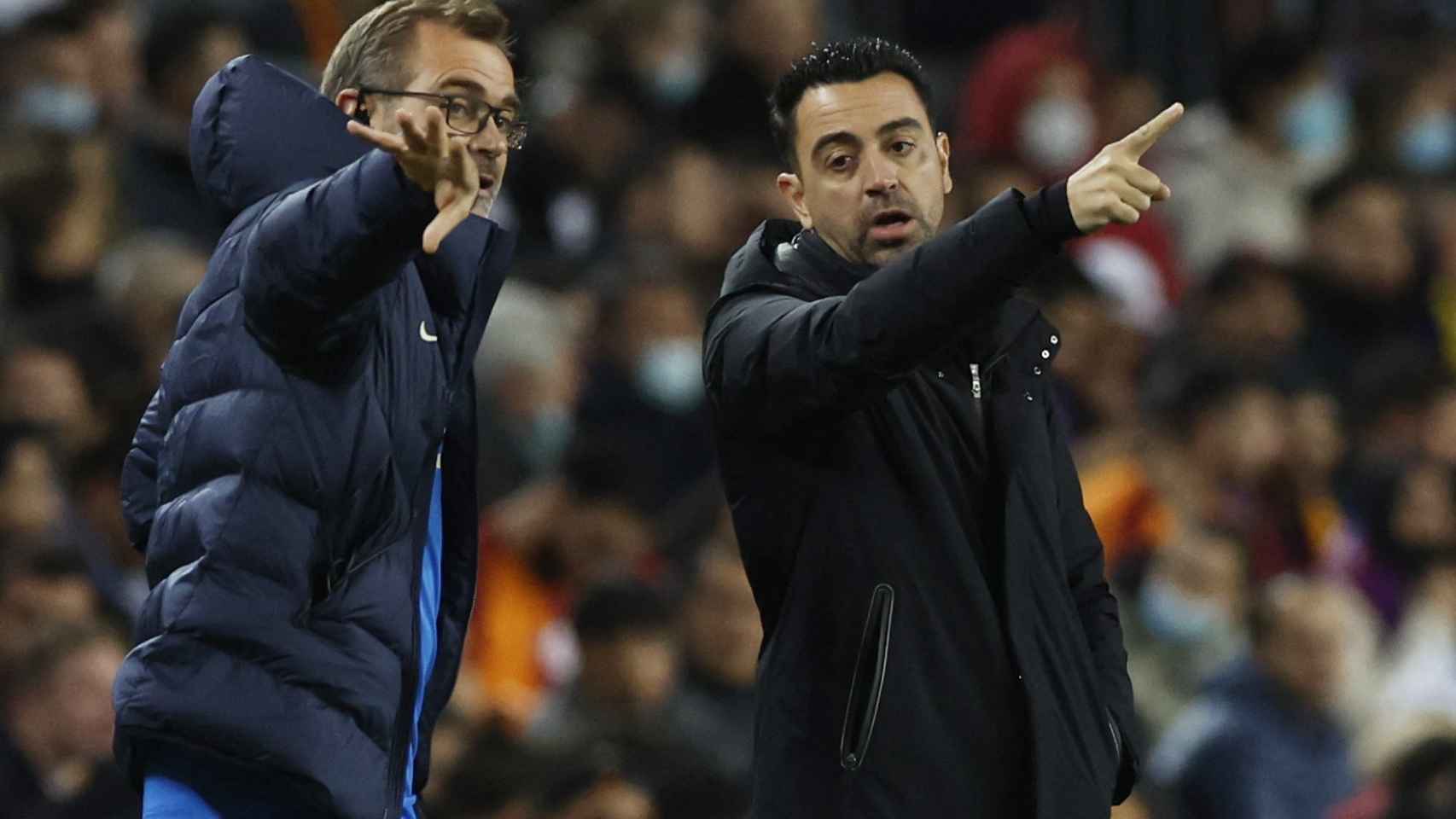 Óscar y Xavi Hernández dando indicaciones a los jugadores del Barça