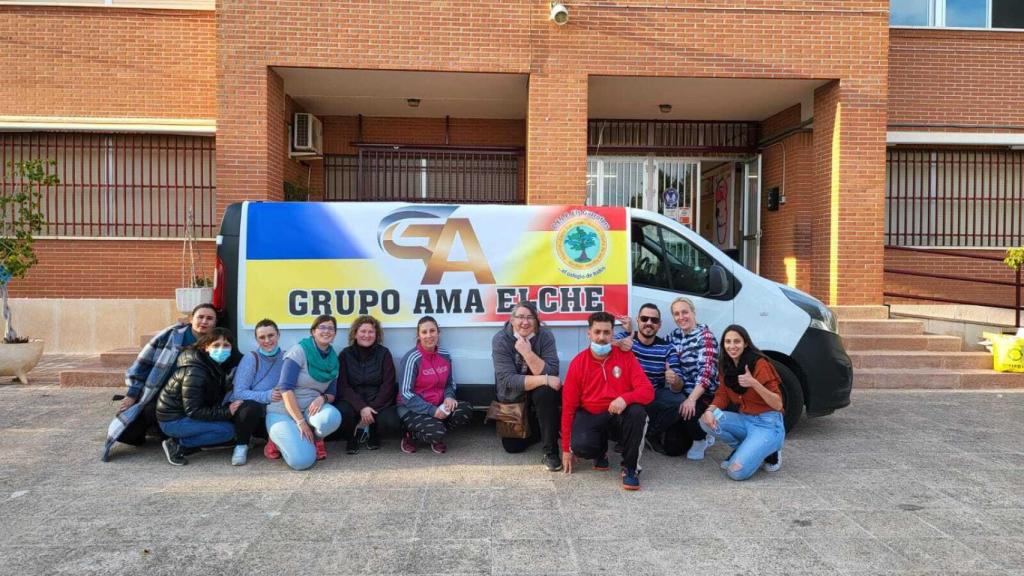 Fran, en el colegio junto a las otras madres con que han preparado este viaje.