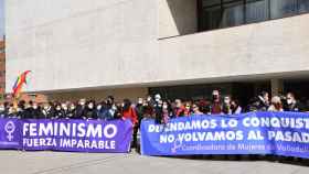 Concentración a las puertas de las Cortes contra el Gobierno PP-Vox