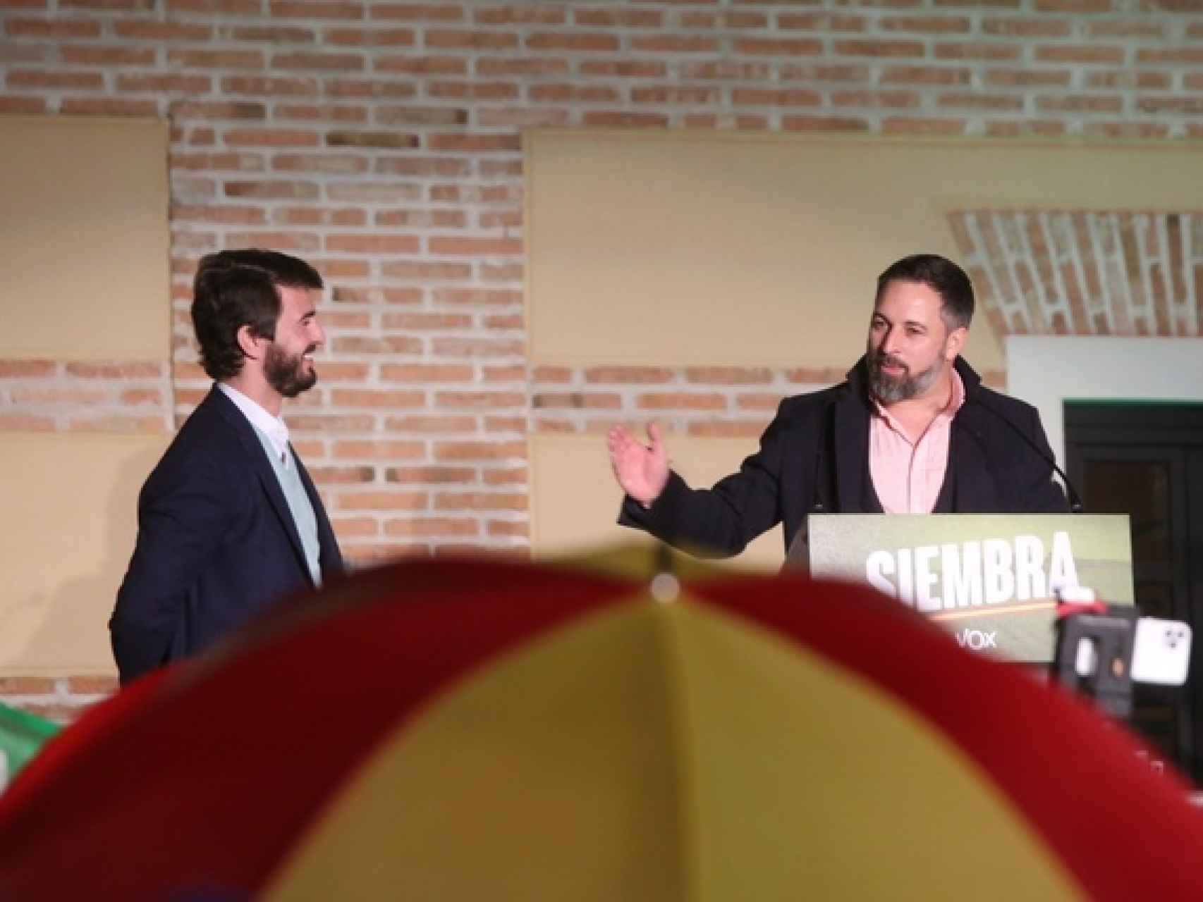 El líder de Vox, Santiago Abascal, junto al candidato del partido en Castilla y León, Juan García-Gallardo, durante la noche electoral del 13-F.