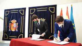 Alfonso Fernández Mañueco y Juan García-Gallardo rubrican el acuerdo de Gobierno en Castilla y León, este jueves.