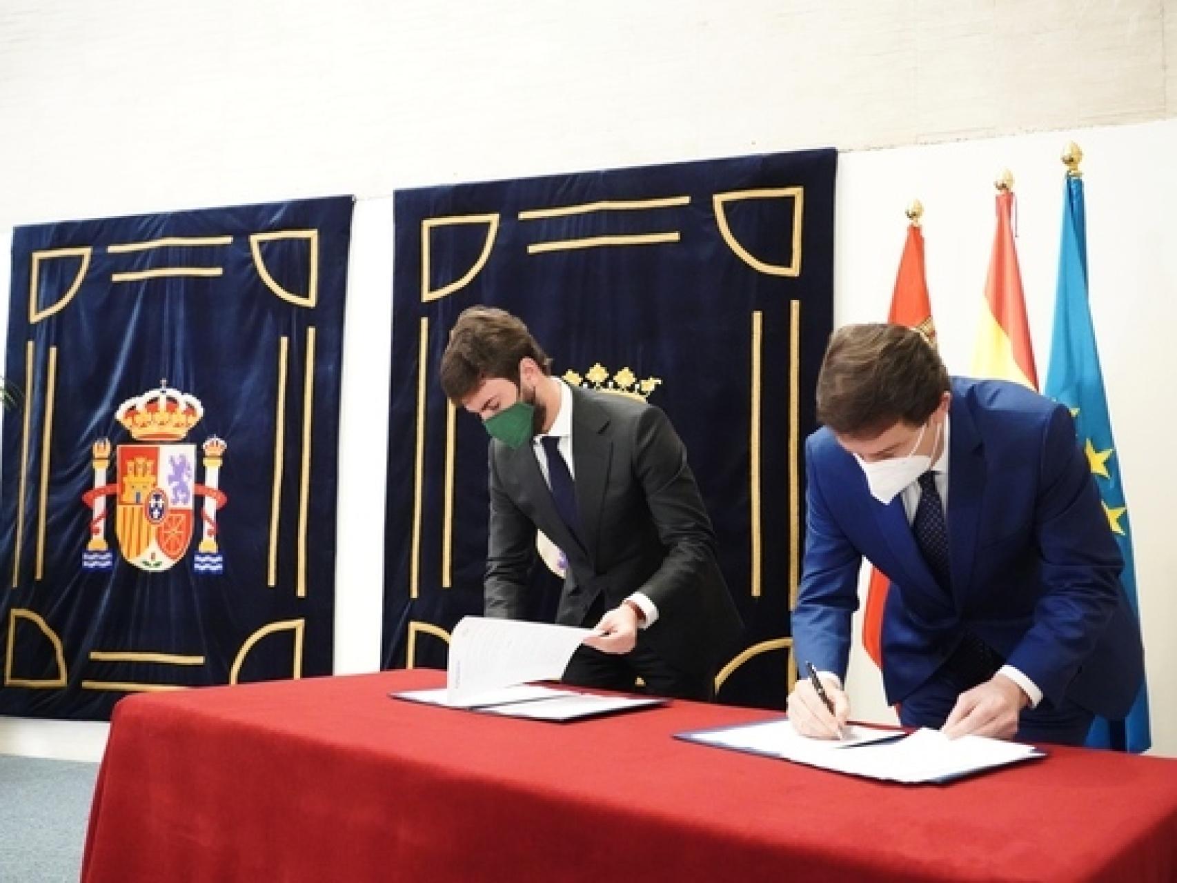 Alfonso Fernández Mañueco y Juan García-Gallardo rubrican el acuerdo de Gobierno en Castilla y León, este jueves.