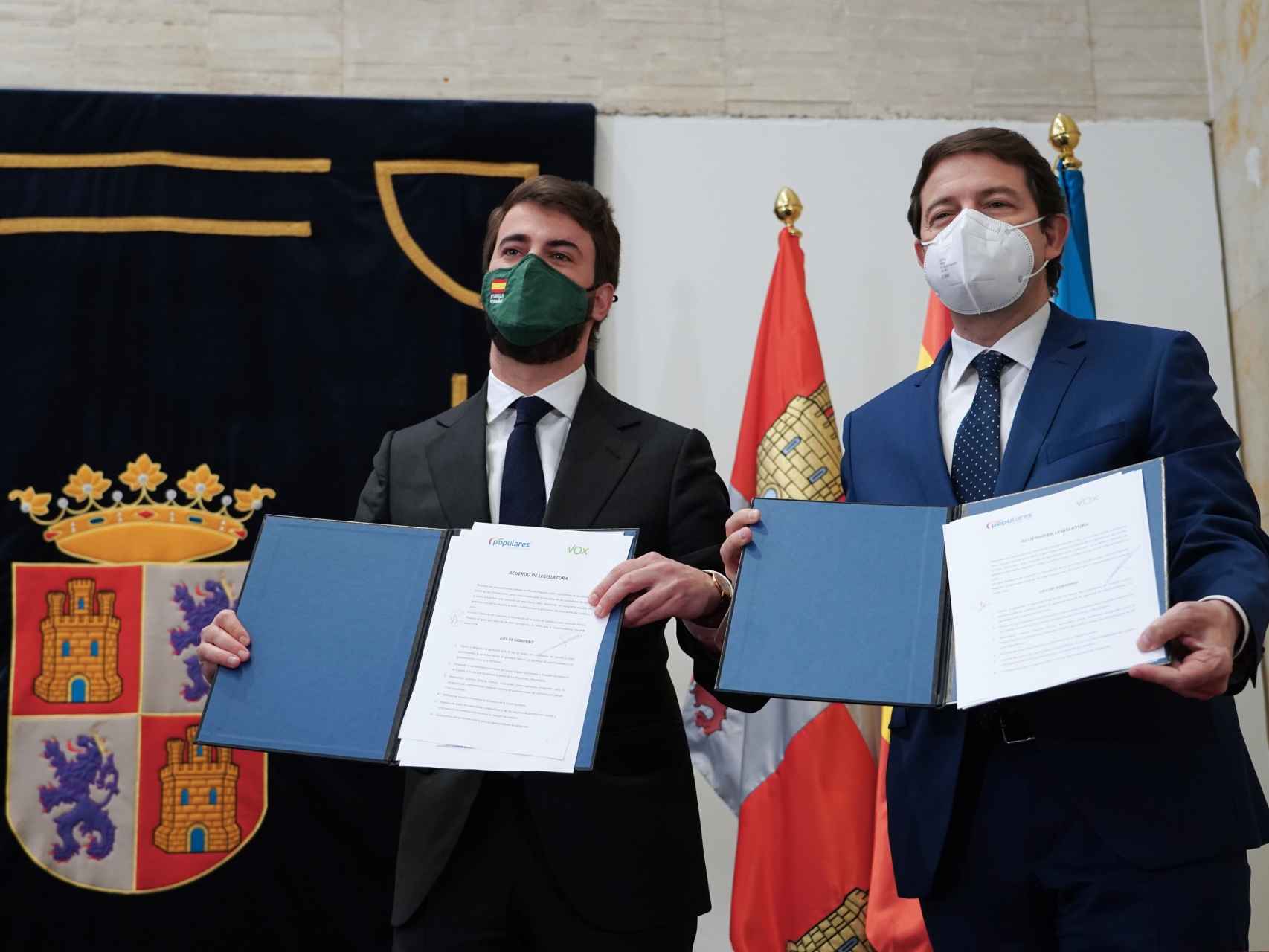 Mañueco y Gallardo en la firma del acuerdo de Gobierno ICAL
