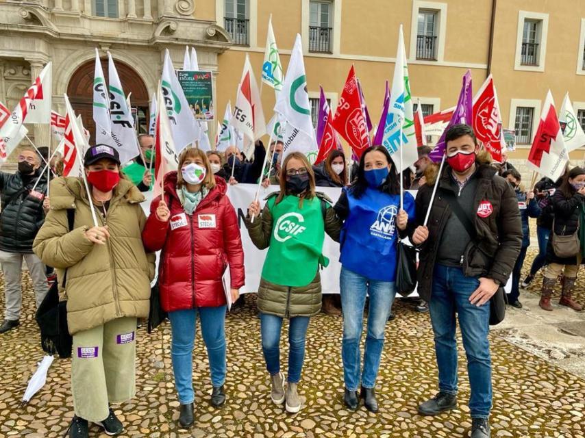 Concentración de los sindicatos ante la Consejería de Sanidad