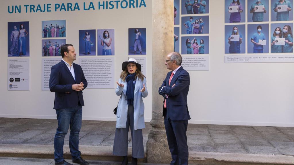 En la imagen, el presidente de la diputación, Javier Iglesias y el diputado de Cultura, David Mingo, junto a la responsable de la muestra 'Un traje para la historia' en el patio de la Salina