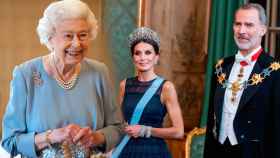 Isabel II ha enviado a Zarzuela una invitación con el membrete de Buckingham.