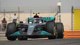 Lewis Hamilton rodando en los test de pretemporada de Bahréin