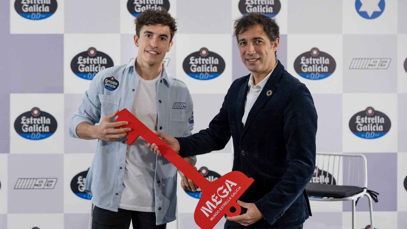 José Cabanas, CMO de Estrella Galicia 0,0, entrega a Marc Márquez la llave de MEGA.