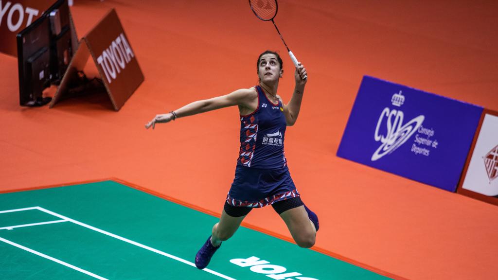 Carolina Marín realizando un golpe desde el fondo de la pista