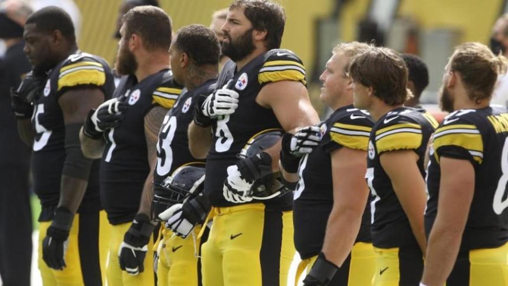 Alejandro Villanueva, en el centro de la imagen, con la mano en el pecho