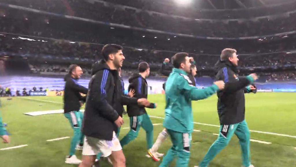 Marco Asensio y el resto de miembros del banquillo celebrando el triunfo ante el PSG.