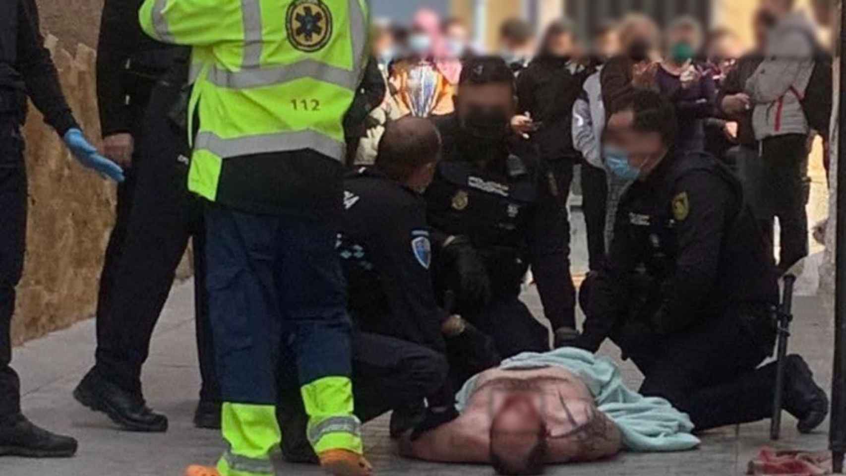 El presunto agresor de Hellín, tendido en el suelo rodeado de policías.