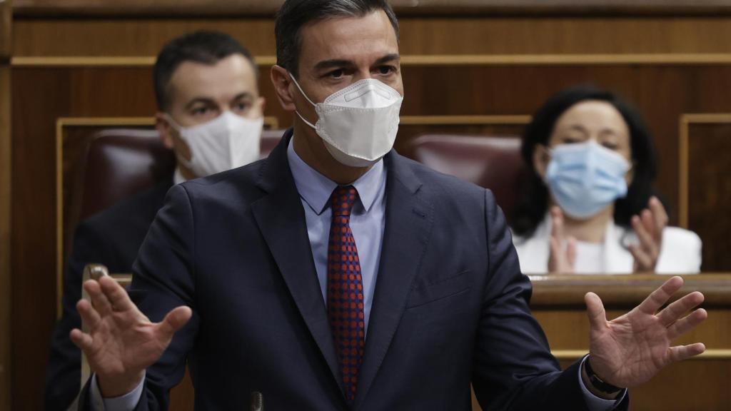 Pedro Sánchez y, tras él, Héctor Gómez, durante la sesión de control al Gobierno en el Congreso.