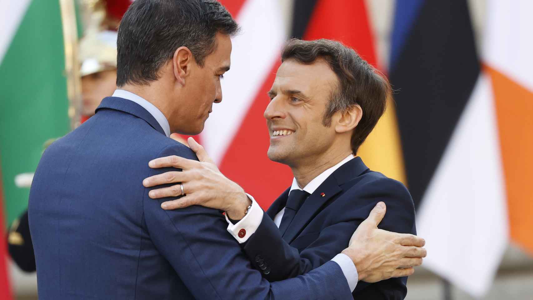 Pedro Sánchez saluda a Emmanuel Macron a su llegada a la cumbre de Versalles