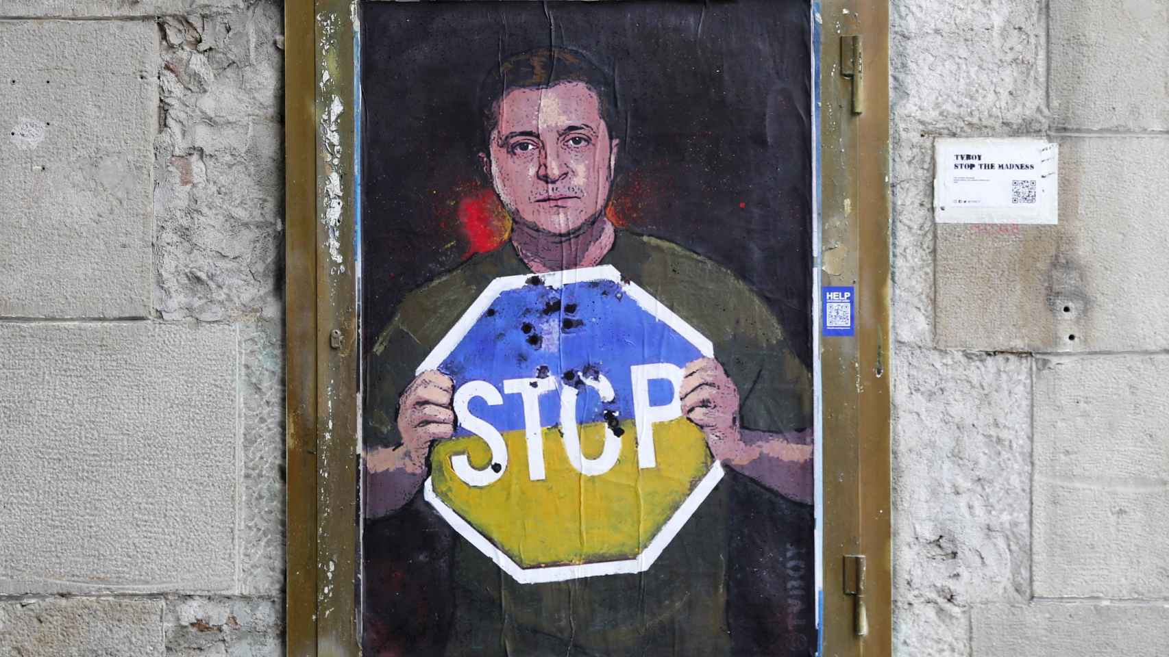 Nueva obra del artista TvBoy en la que se muestra al presidente de Ucrania, Volodímir Zelenski, con un cartel de STOP.
