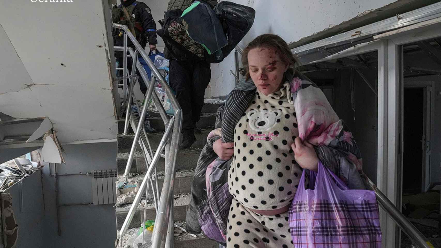 Marianna Vishegirskaya, saliendo del hospital materno de Mariúpol tras el bombardeo.