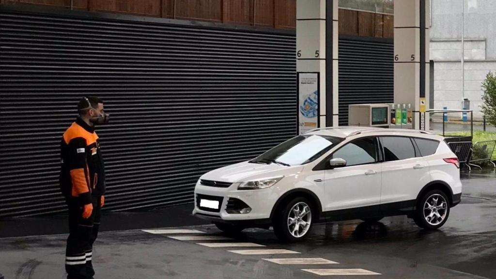 Un empleado atiende a un cliente en una gasolinera de Santiago de Compostela.