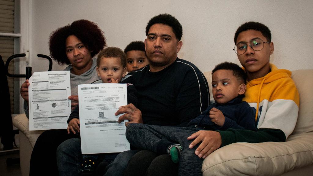 La familia Díaz, en su domicilio, muestra sus últimas facturas de la luz.