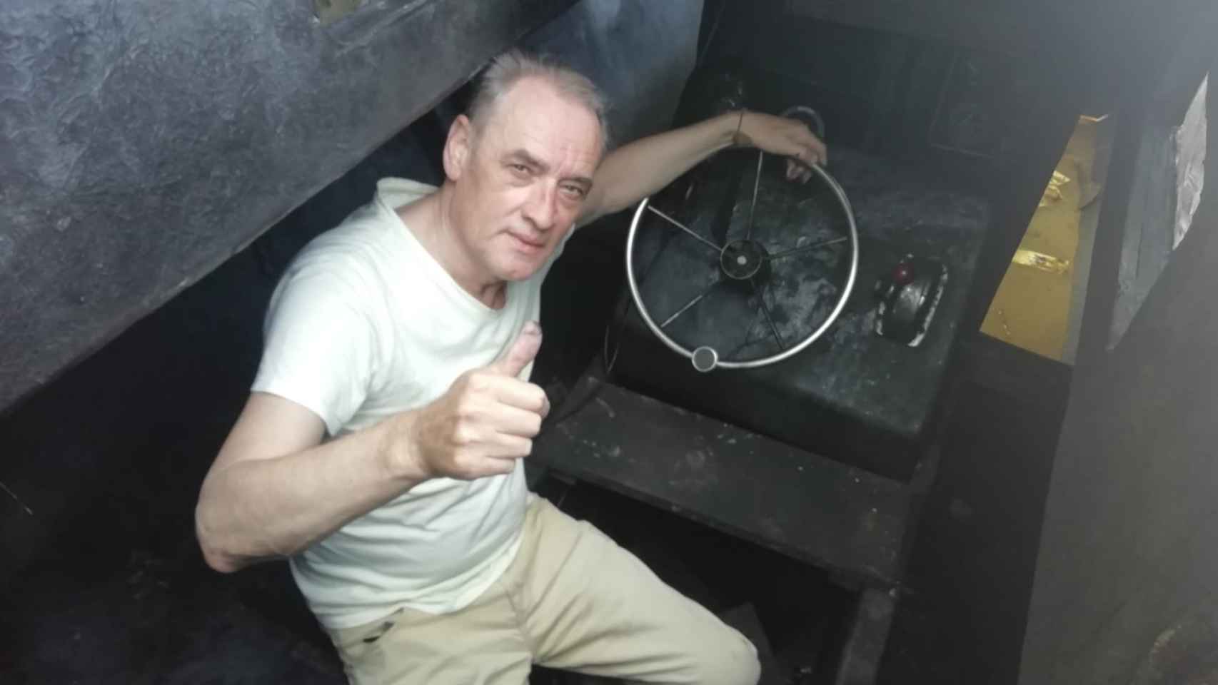 José Antonio Sanmartín en el narcosubmarino aprehendido en Aldán.