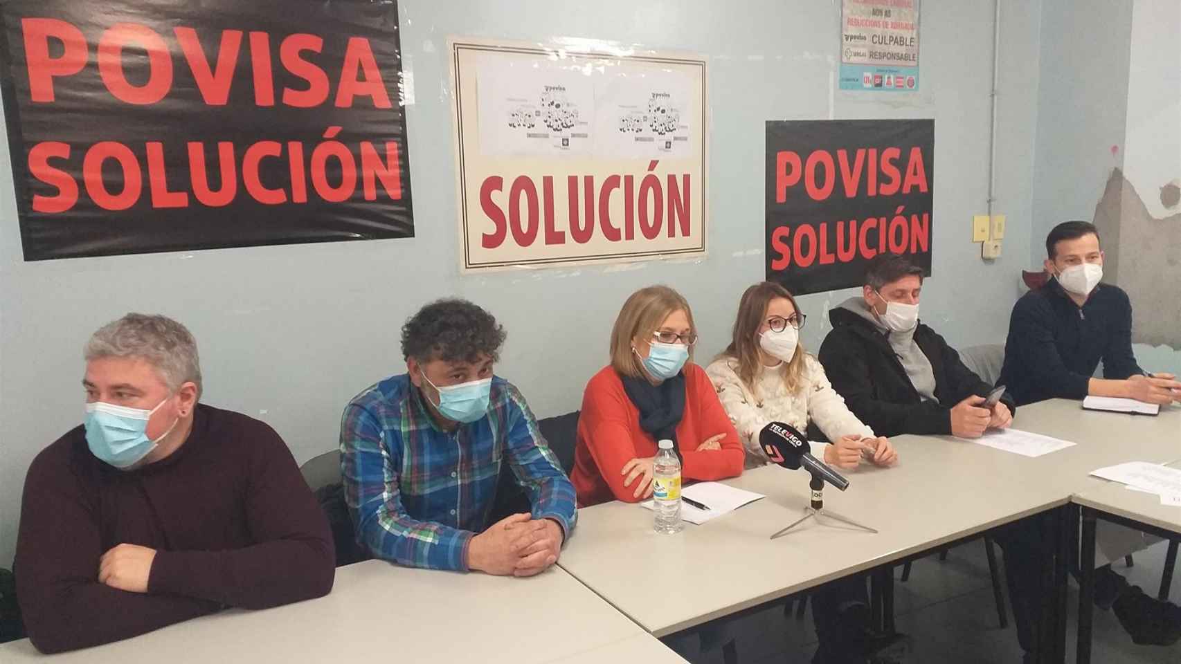 Miembros del comité de empresa del hospital Povisa (Ribera Salud) de Vigo, con su presidenta, Chus Neira, en el centro.