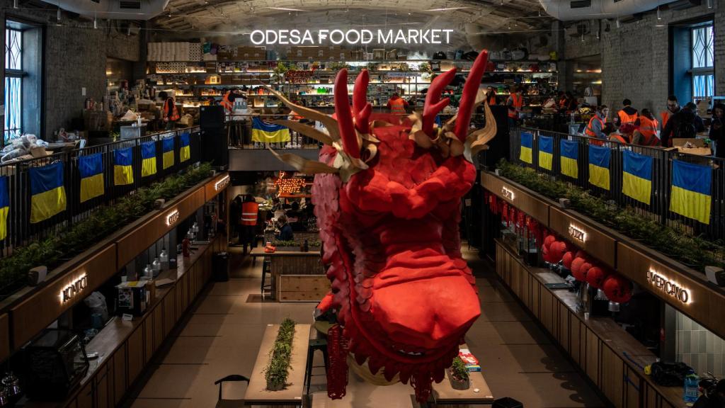 Las banderas ucranianas rodean ahora las pequeñas vallas del segundo piso, donde un enorme dragón rojo cuelga del techo.