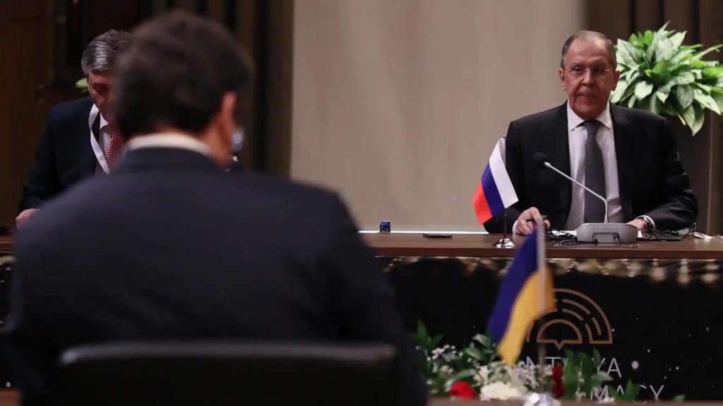 El ministro de Exteriores ruso, Serguéi Lavrov, reunido con su homólogo ucraniano, Dmytro Kuleba, este jueves.