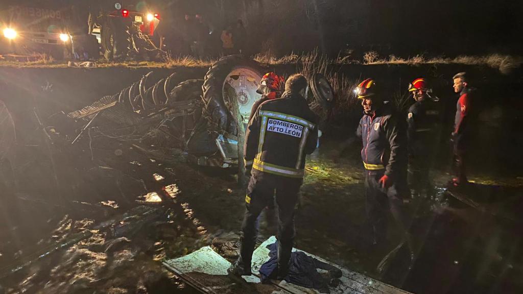 Los bomberos ayudan al herido