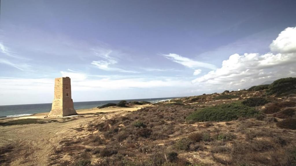 Las Dunas de Artola con la torre vigía de los Ladrones.