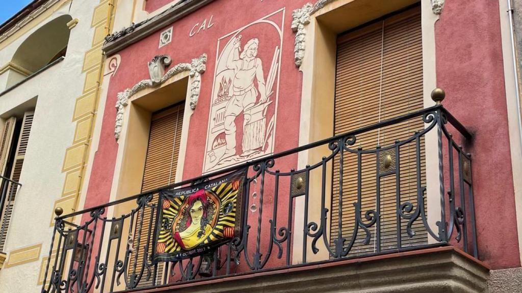 Un balcón en la calle principal del pueblo.