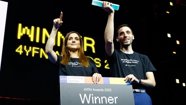 Nuria Pastor, CEO y cofundadora, junto a Unai Sánchez, cofundador, CIO y CTO de HumanITcare, recogen el premio este año en 4YFN y se lo dedican al equipo allí desplazado.