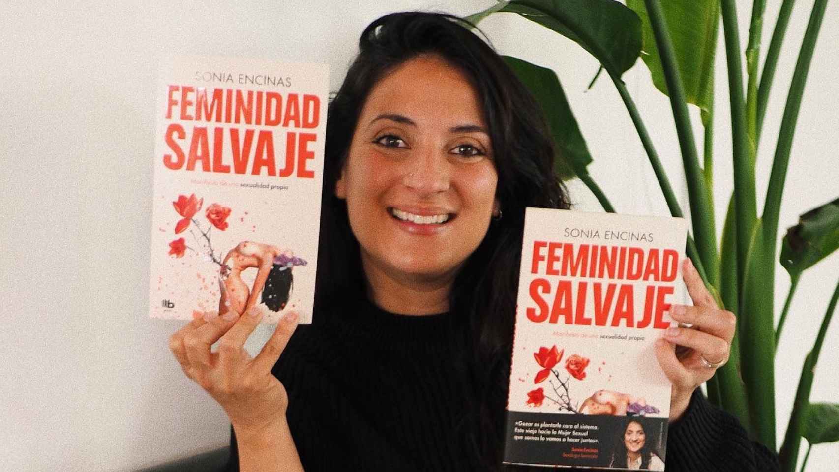 Sonia Encinas con su libro 'Feminidad Salvaje'
