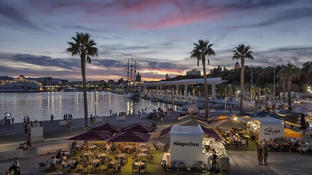 Imagen de la zona de Muelle Uno y la esquina con el muelle 2 del puerto de Málaga.