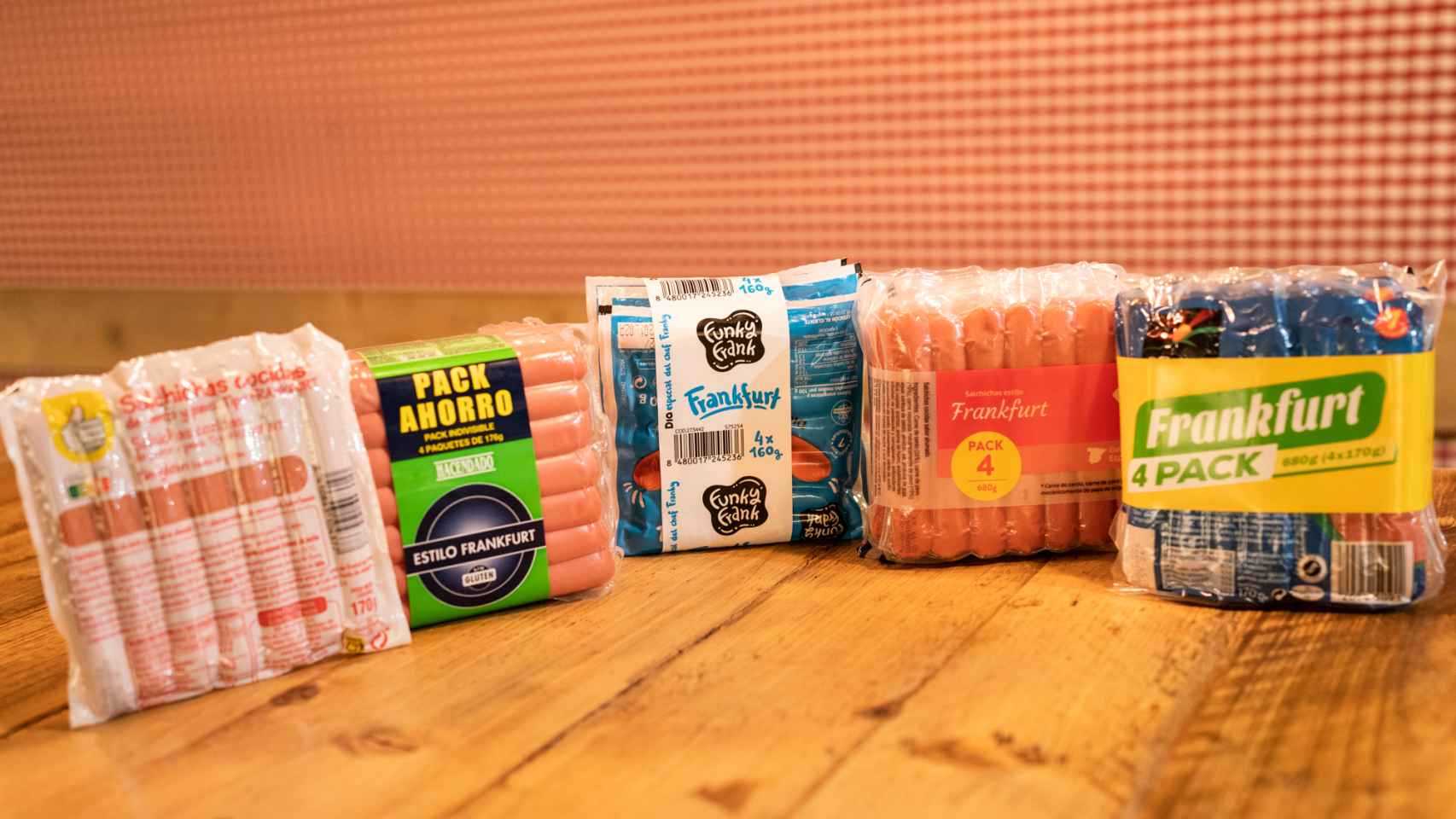 Los cinco paquetes de salchichas de las marcas blancas de los supermercados testadas en la cata.