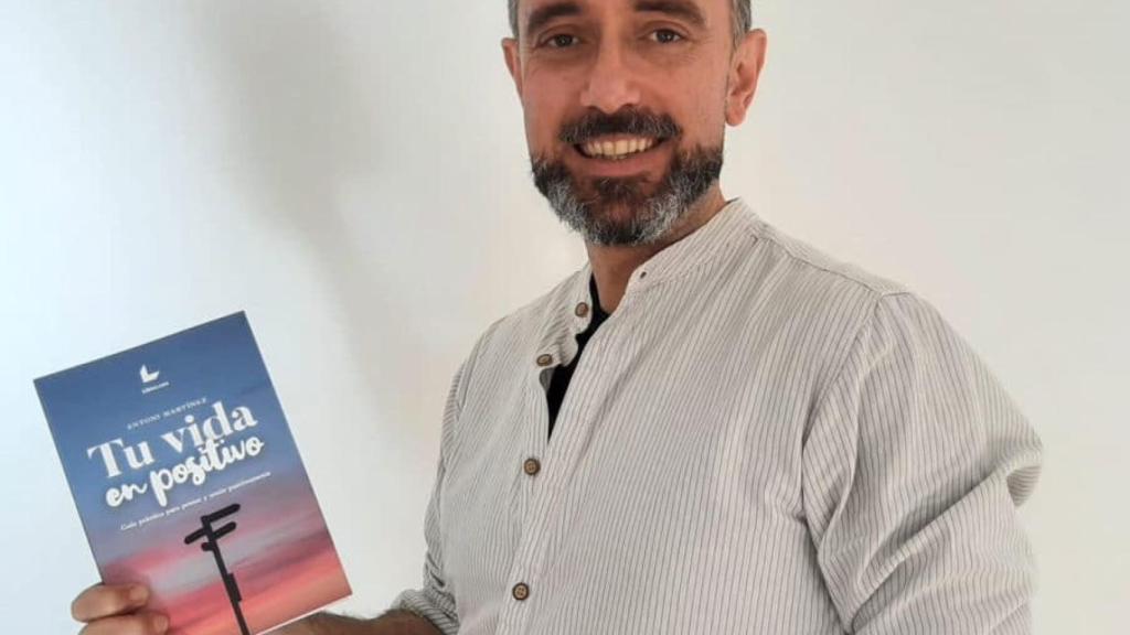 Antoni Martínez Monzó con su libro.