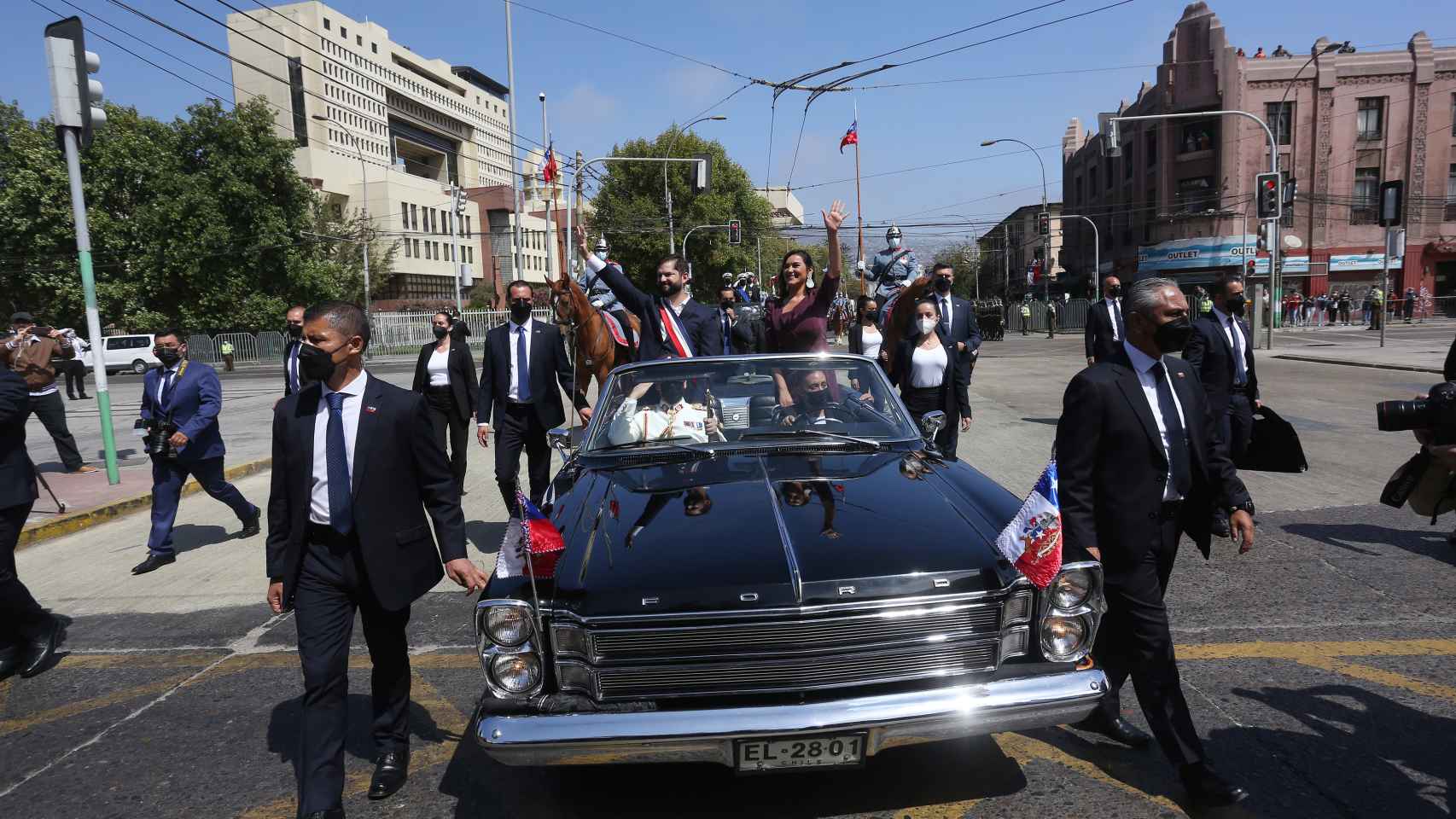 El presidente de Chile, Gabriel Boric, junto a la ministra del Interior, Izkia Siches, saluda tras ser investido presidente en Valparaíso (Chile).