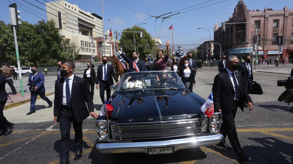 El presidente de Chile, Gabriel Boric, junto a la ministra del Interior, Izkia Siches, saluda tras ser investido presidente en Valparaíso (Chile).