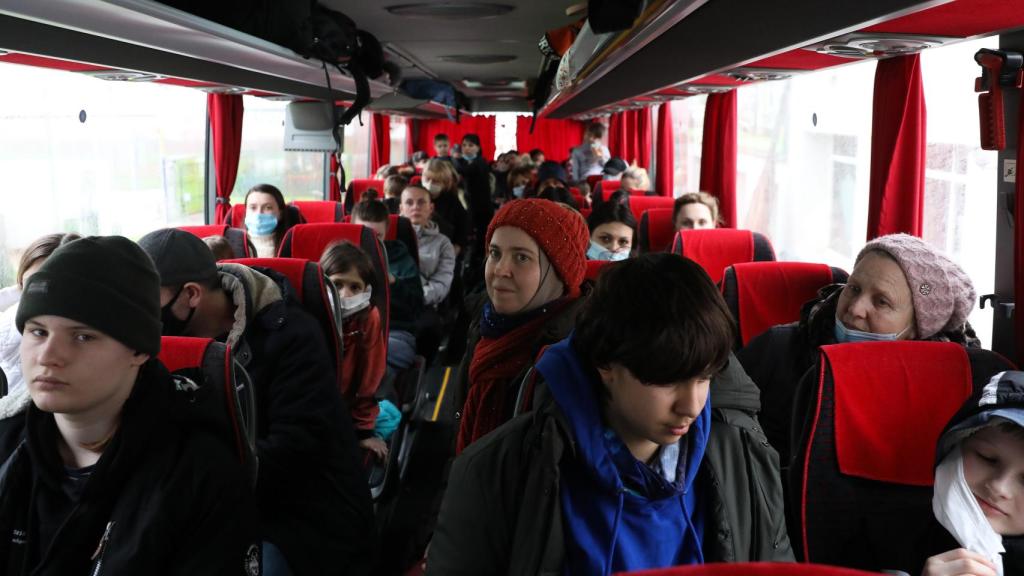 Refugiados ucranianos, en el autobús en el que llegaron ayer a Ajalvir (Madrid).
