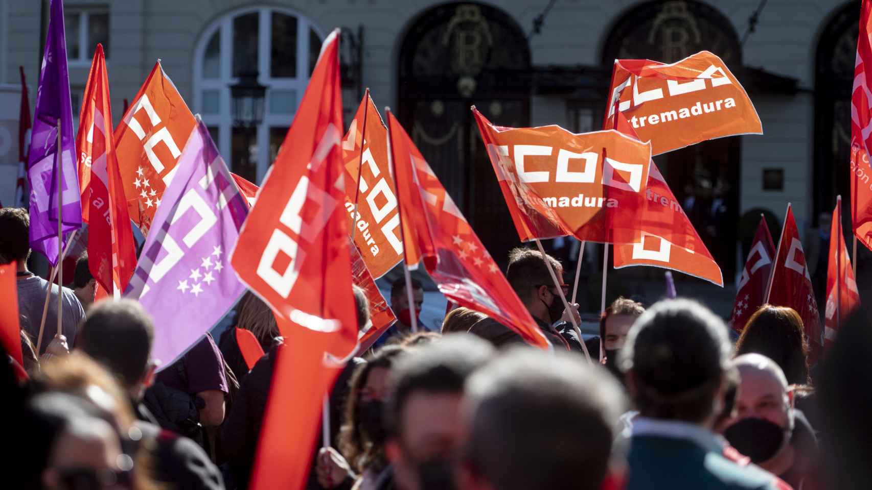 Varias personas con banderas de distintos sindicatos participan en una concentración para denunciar el bloqueo de la negociación del convenio sectorial del Contact Center en Madrid el 22 de febrero de 2022.