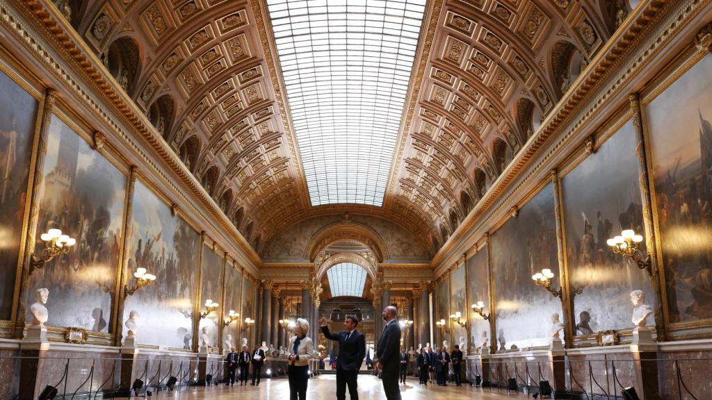 Ursula von der Leyen, Emmanuel Macron y Charles Michel admiran el palacio de Versalles antes de su rueda de prensa